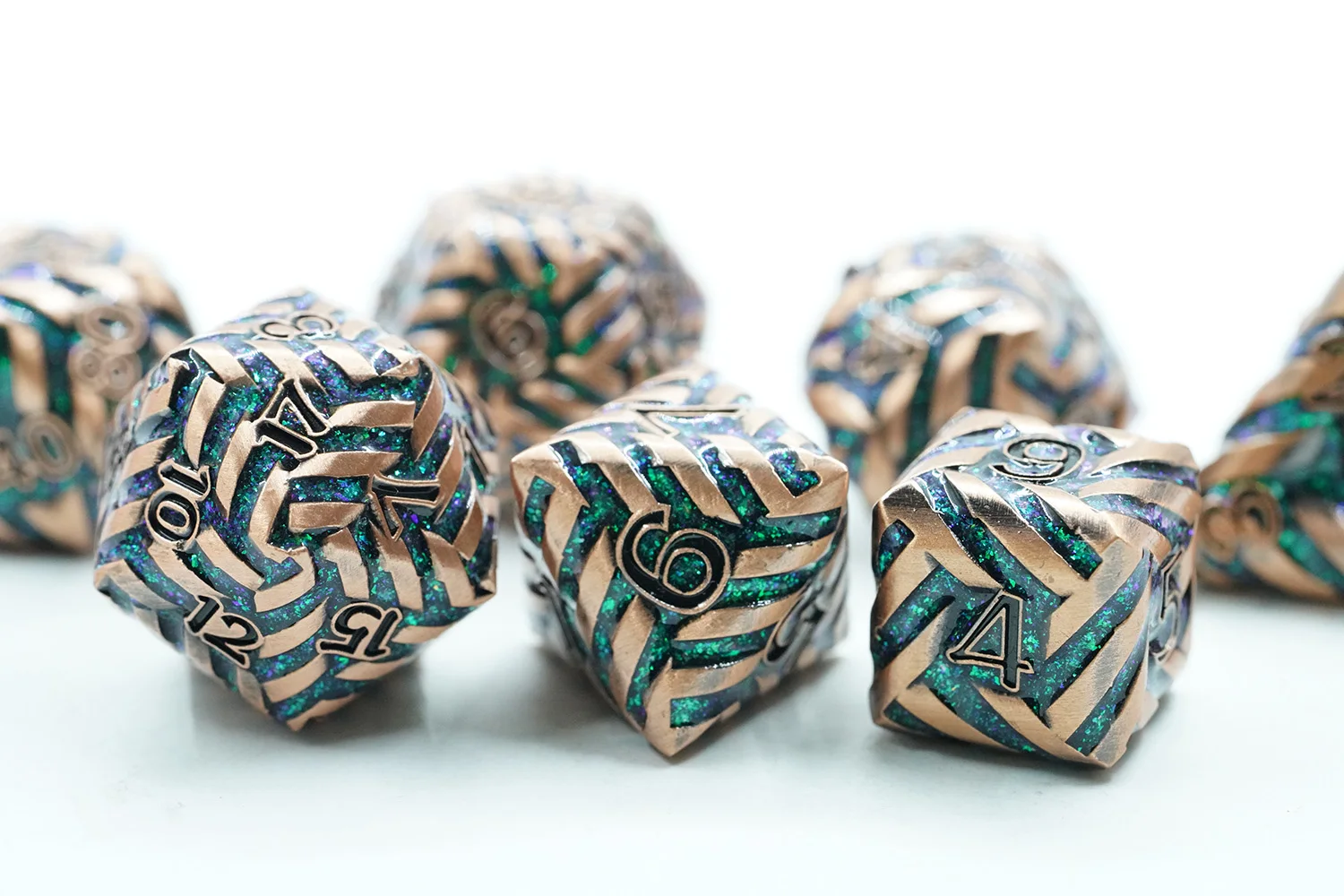 Copper-Colored Polyhedral Dice Set for DND Games Zinc Alloy Metal with Green Sparkling Mica Stripe and Black Number manufacture