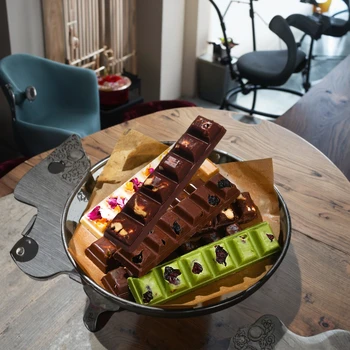 Dubai Solid Milk Chocolate Bars with Candy Sweet Nutty Fruit Sandwich Bulk Packaging Sweet Taste