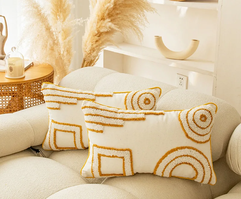 Sarung bantal sofa rumbai Boho geometris dekoratif Modern emas dengan rumbai