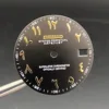 หน้าปัดสีดำพร้อมดัชนีสีทอง