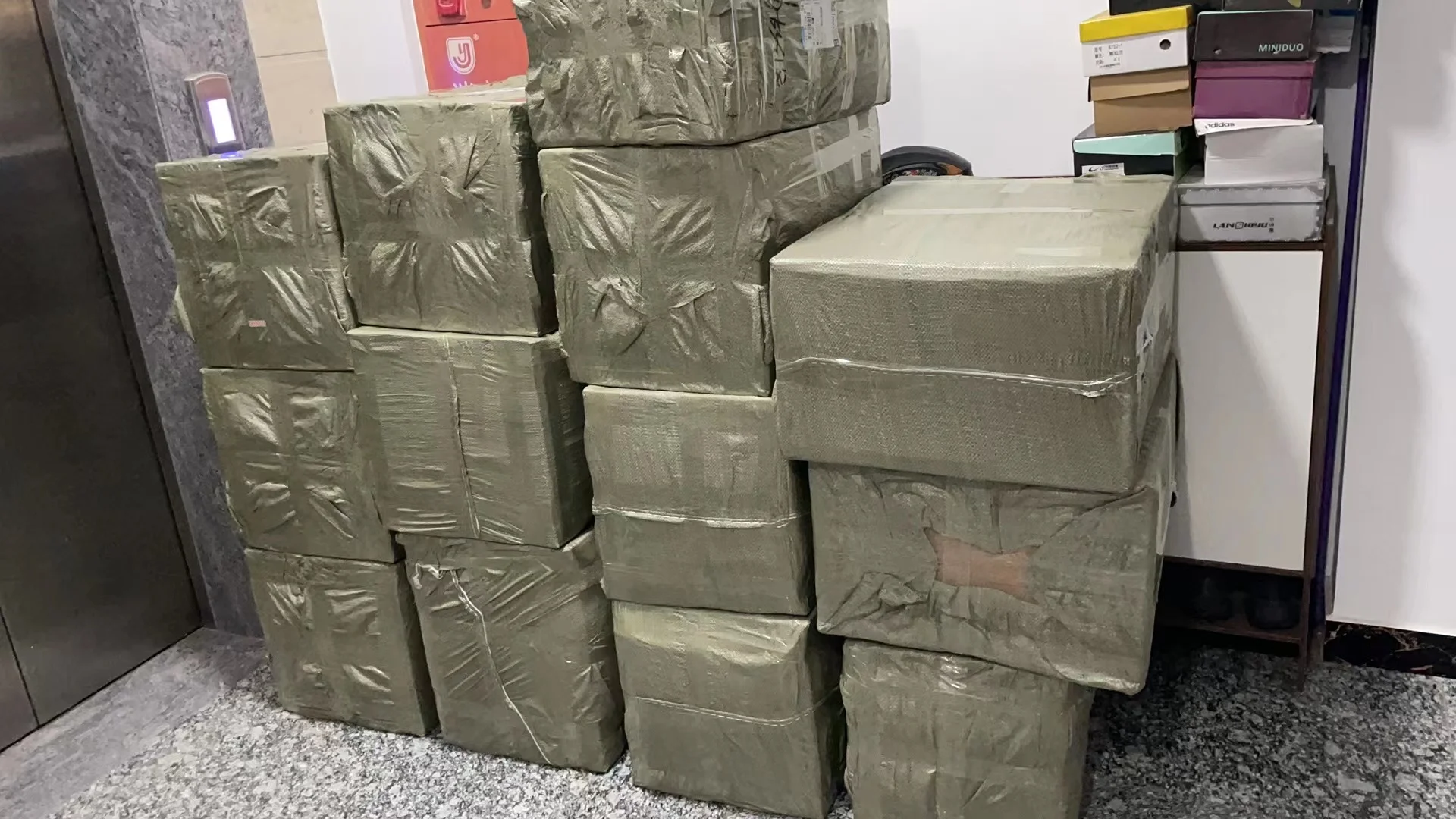 1Pair Turbo 4MATIC Emblem Logo Laterale Fender Sticker Per Mercedes Benz AMG W176 W169 A180 A200 A250 A209 A160 A45 W221 CLK GLE,Red And Black