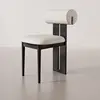 Tapicería de cuero blanco con estructura de madera maciza negra, casi agotado.
