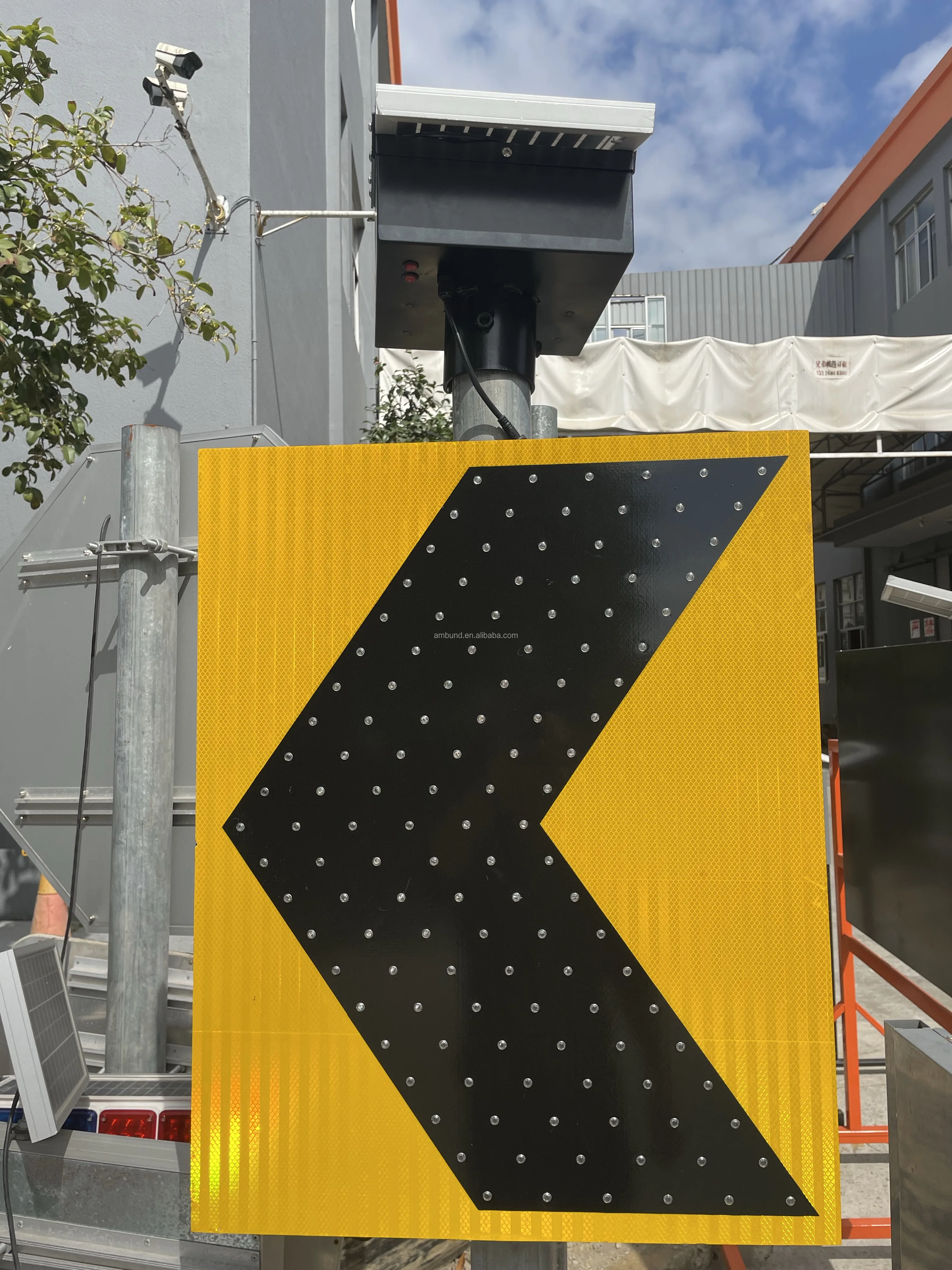 Rectangle Led Arrow Sign With Yellow Reflective Film and Solar Power ...