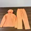 Conjunto de sudadera con capucha naranja para hombre y mujer