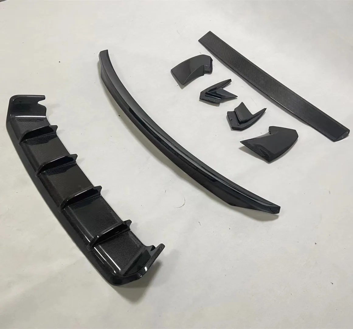 High Quality Car Diffuser Suitable for Porsche Cayenne 958 GTS Carbon Fiber Top Wing Rear Diffusers