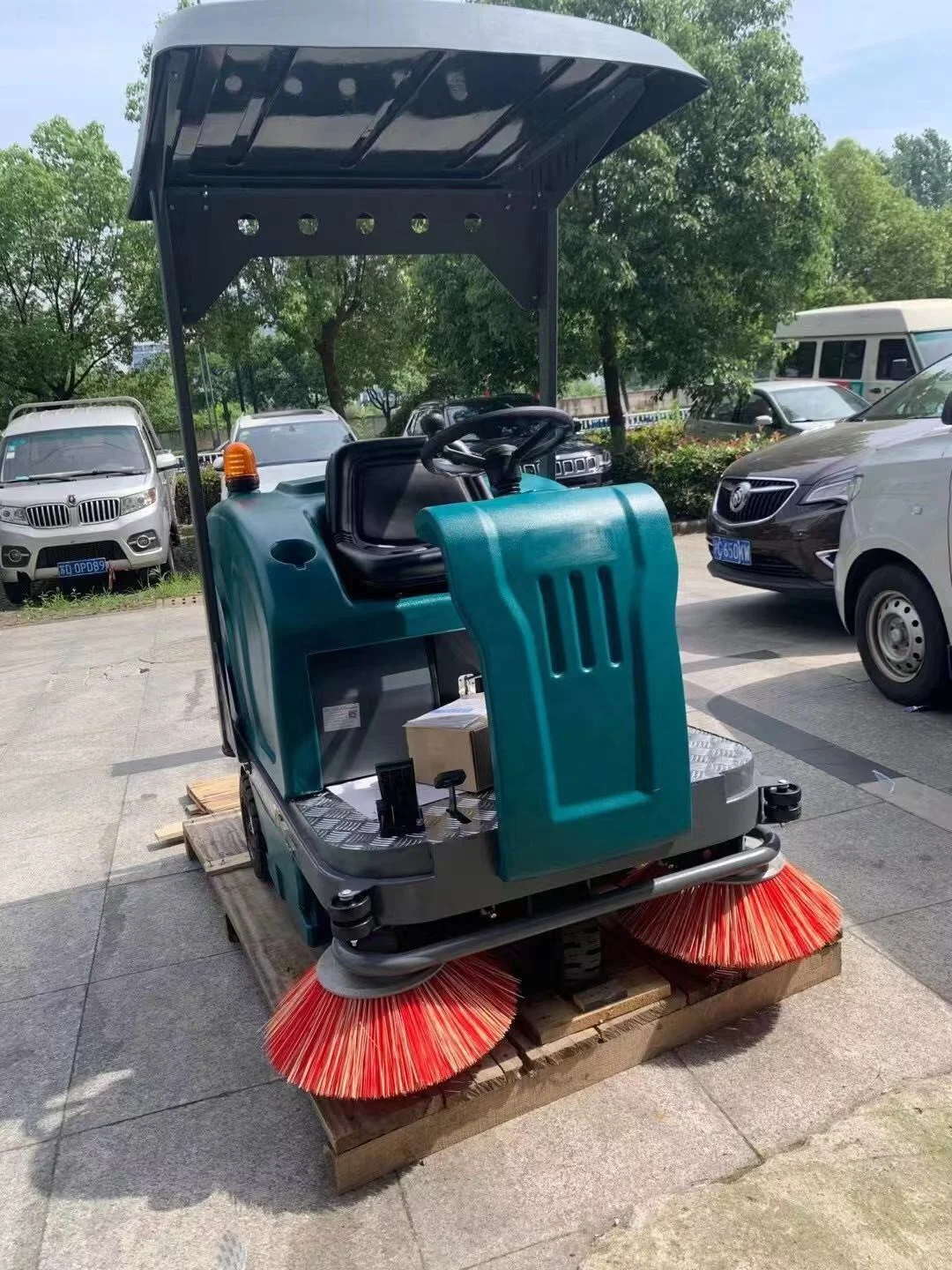 China industrial automatic floor sweeper electric sidewalk sweeper rechargeable floor sweeper
