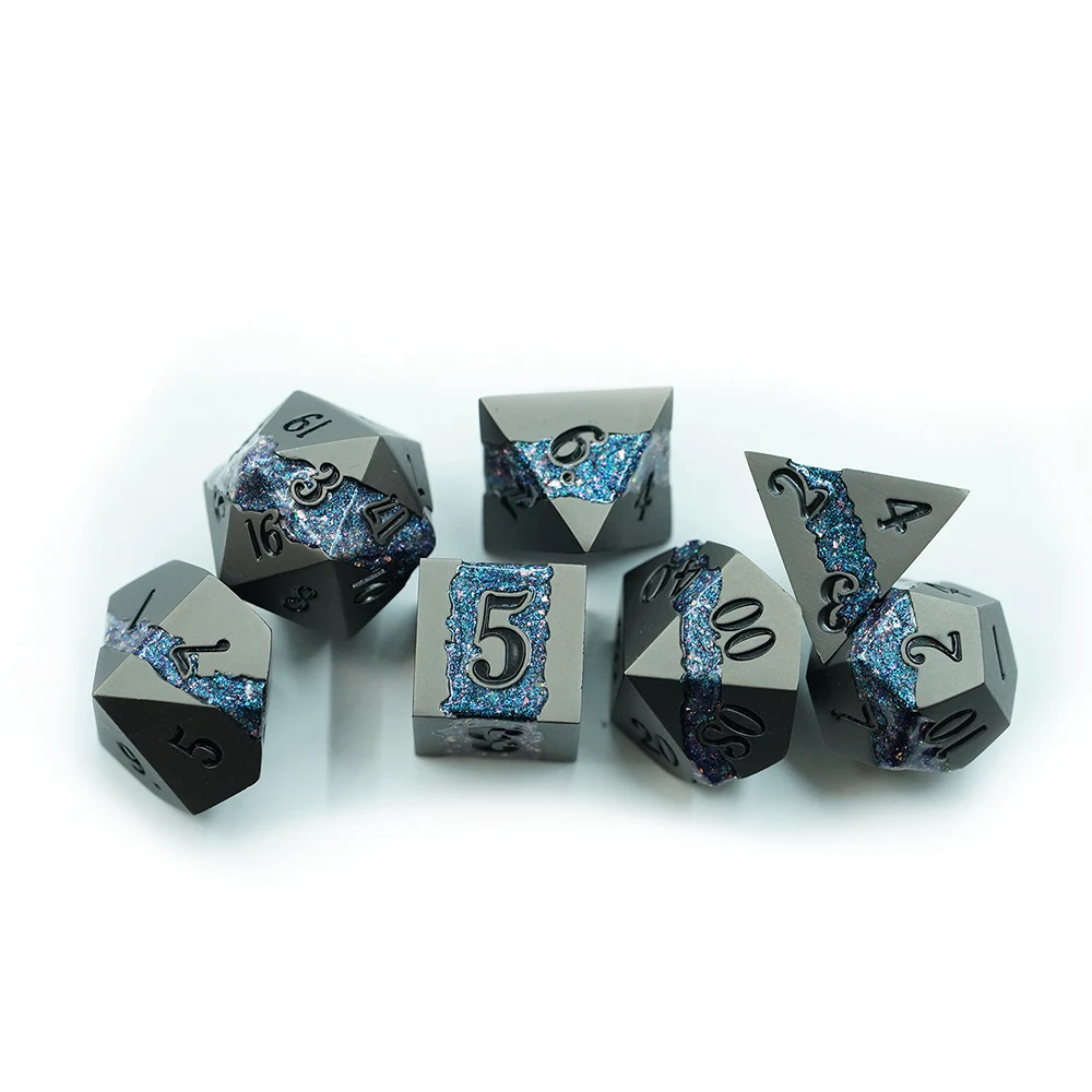 Lukrativní matné kovové kostky Zinečná slitina Mnohostěnné RPG DND vlastní mramorované kostky s proužky pro deskové hry