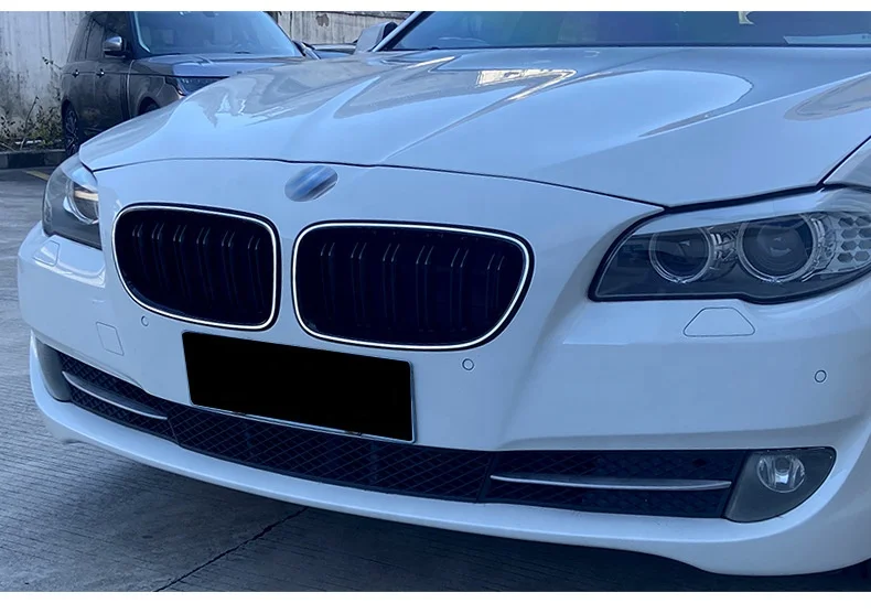光沢のある黒色のダブルスラットグリル2個 F10 F11 BMW 5シリーズF10用 