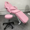 Estilo panel con taburete rosa