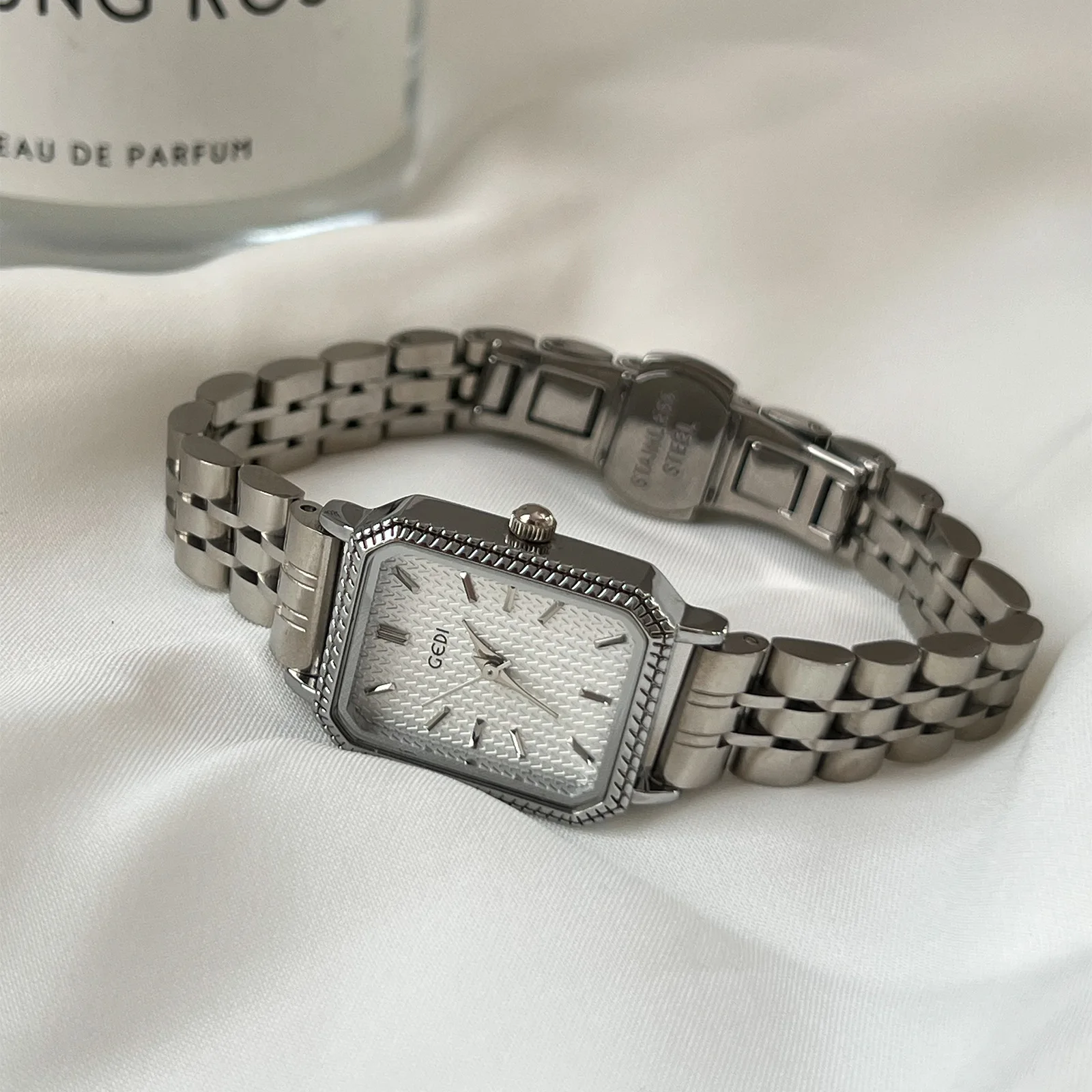 Rectangular Vintage Quartz Women's Watch OM-140778