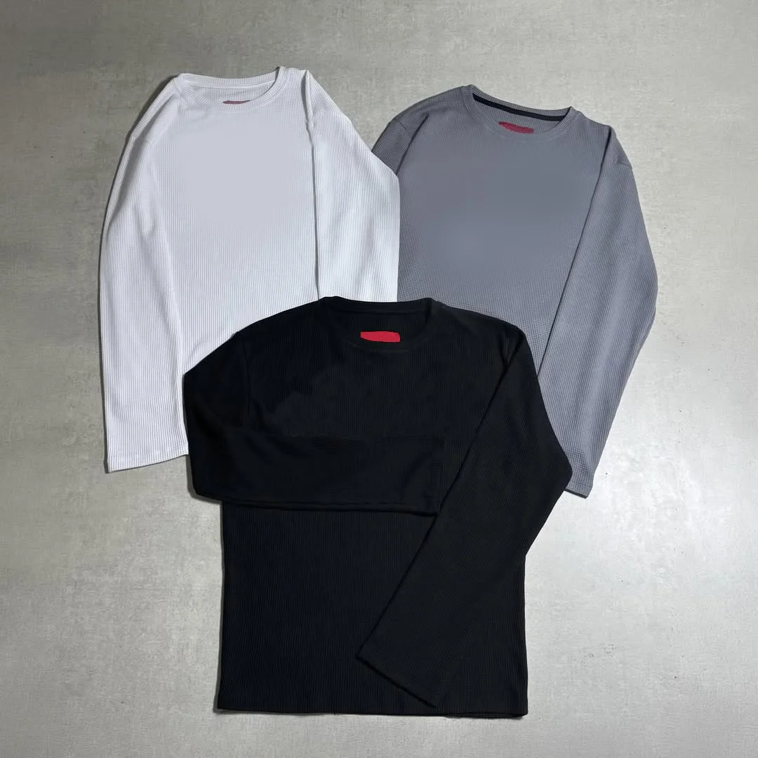 Tričko s dlouhými rukávy vysoké kvality, typu waffle s kulatým výstřihem, unisex design, individuální lemy z kovových kamenů a digitální potisk DTG, raglanové rukávy