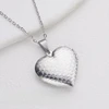 Escamas color acero vibrantes.