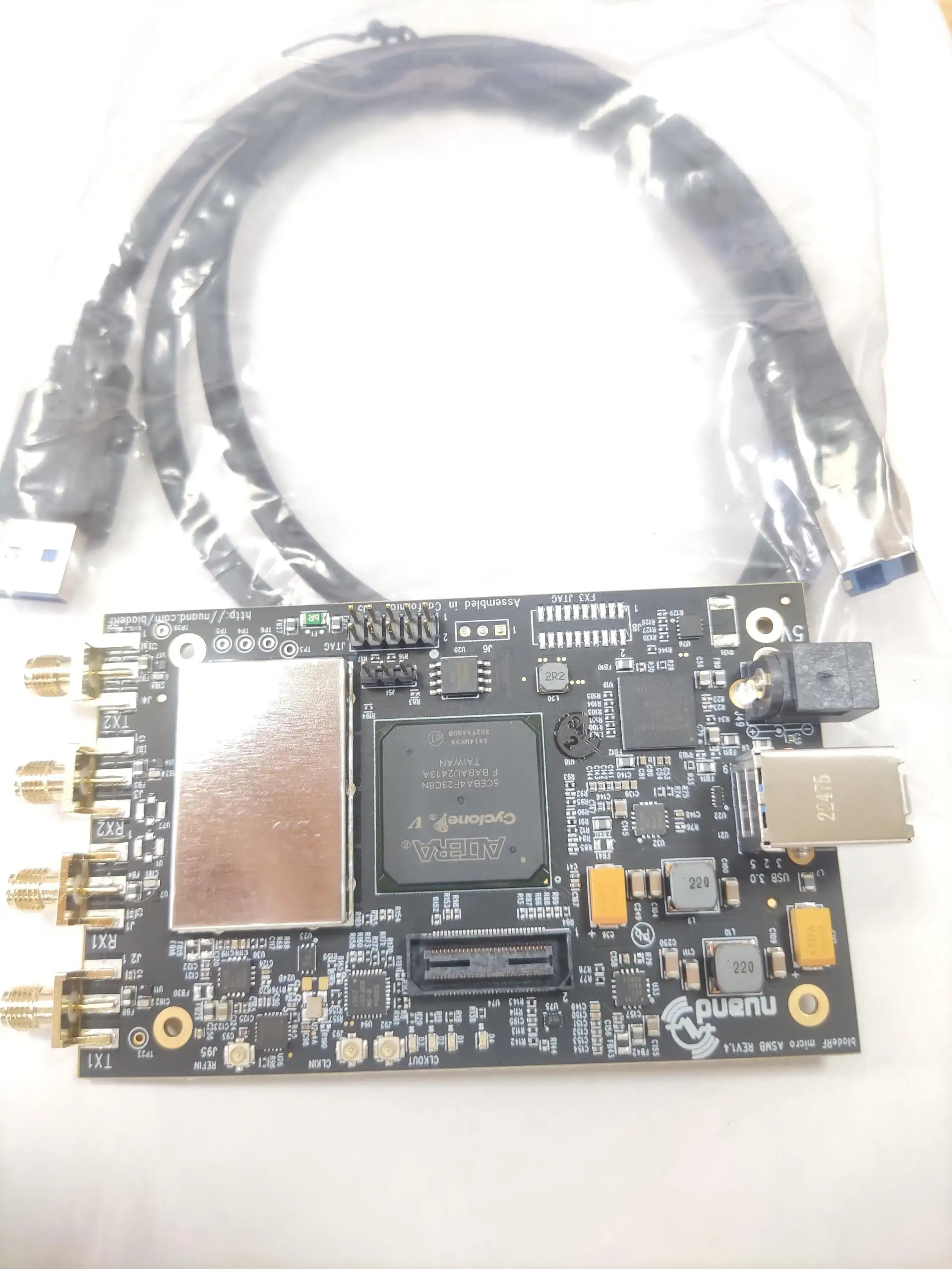 ソフトウェア無線 bladeRF2.0 micro A4