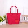Bolso individual rojo [llevado con ambas manos]