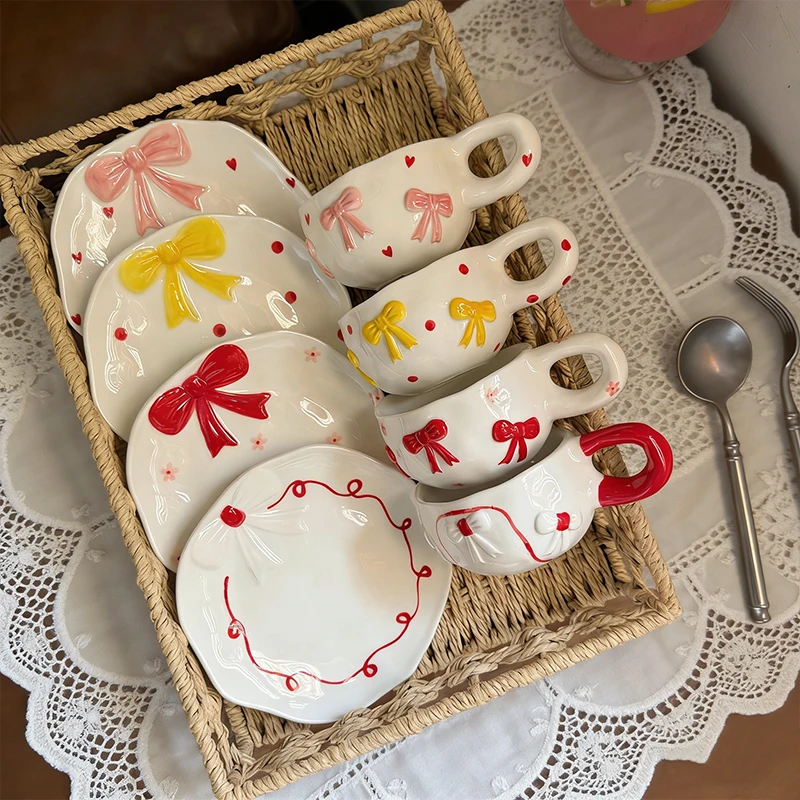 Tasse à café et soucoupe en céramique artisanales personnalisées, façonnées à la main avec des bords irréguliers et un nœud en relief, avec logo personnalisé pour cadeau d’entreprise