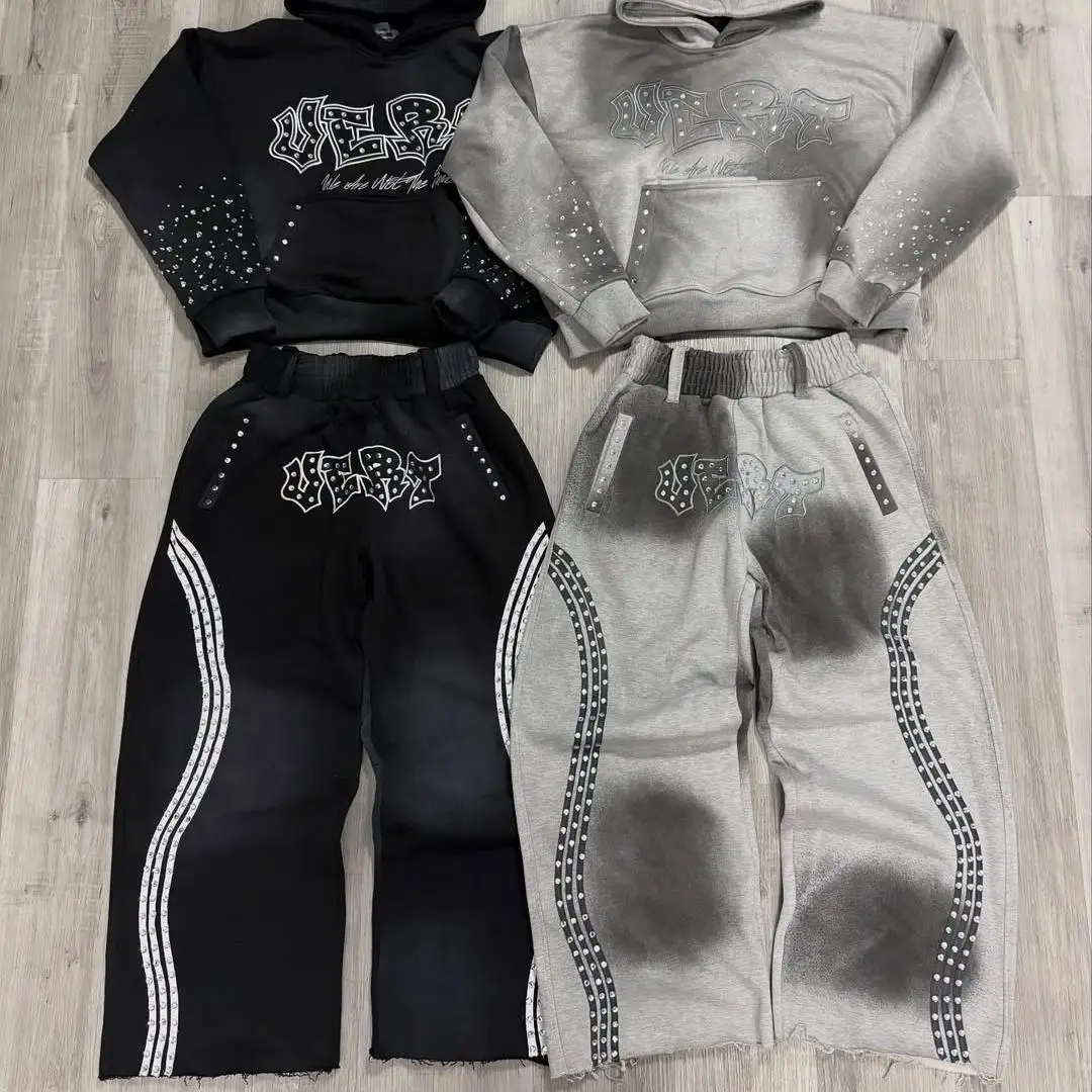 Mužský retro uliční celokusový oblek, vlastní potisk síťovým tiskem se proužky a kryšťálky, rozšířené tepláky s retro zipy, komplet