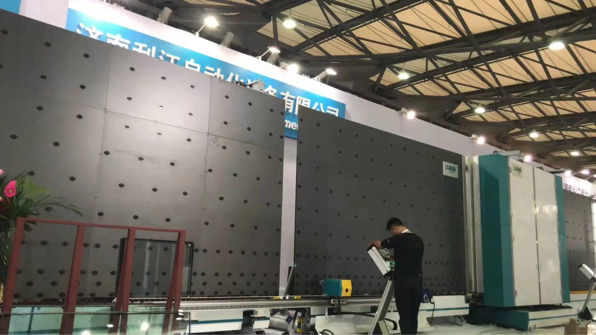LJTJ2540 Automatic Vertical Insulating Glass Sealing Robot Adopt Japan Yaskawa Servo Motor Door and Window Glue Machine