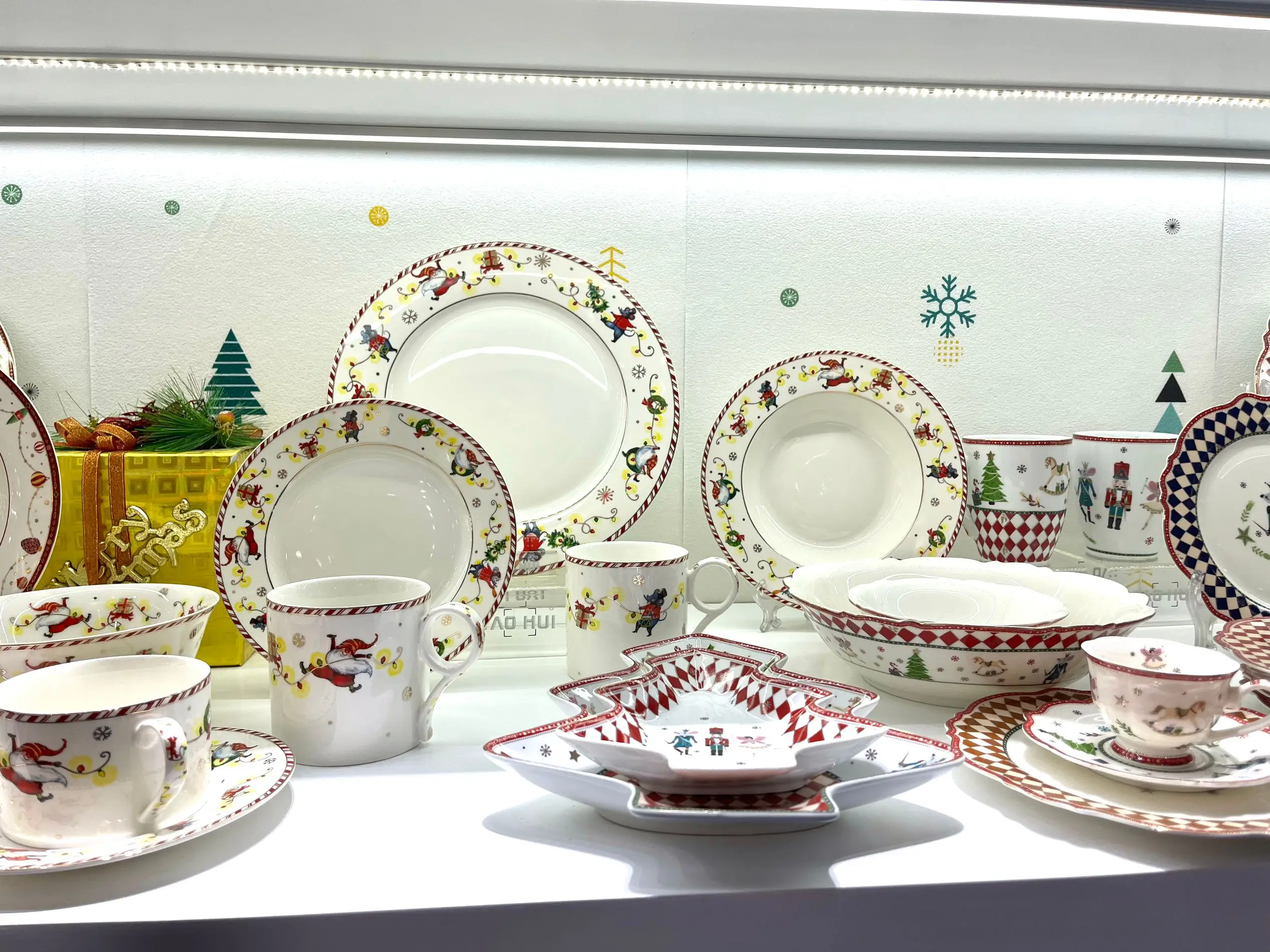 Taohui Toy's Delight Dinner Plate Set, Porcelain, White/Red Dish Plates manufacture