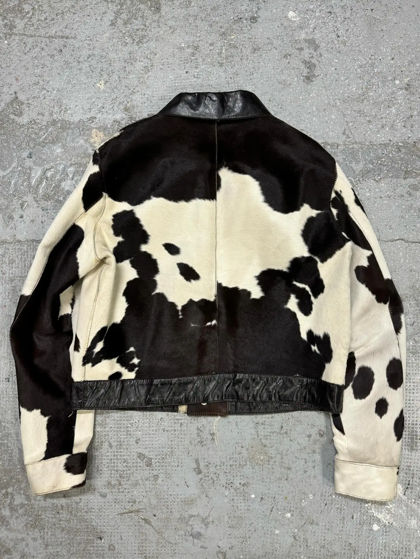 Custom Luxury Button Animal Fur Cowhide Cow Print Cropped Vintage Streetwear Motocross Motocross Bomber Leather Jacket for Men gallery 4