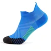 Calcetines azules con orejas.