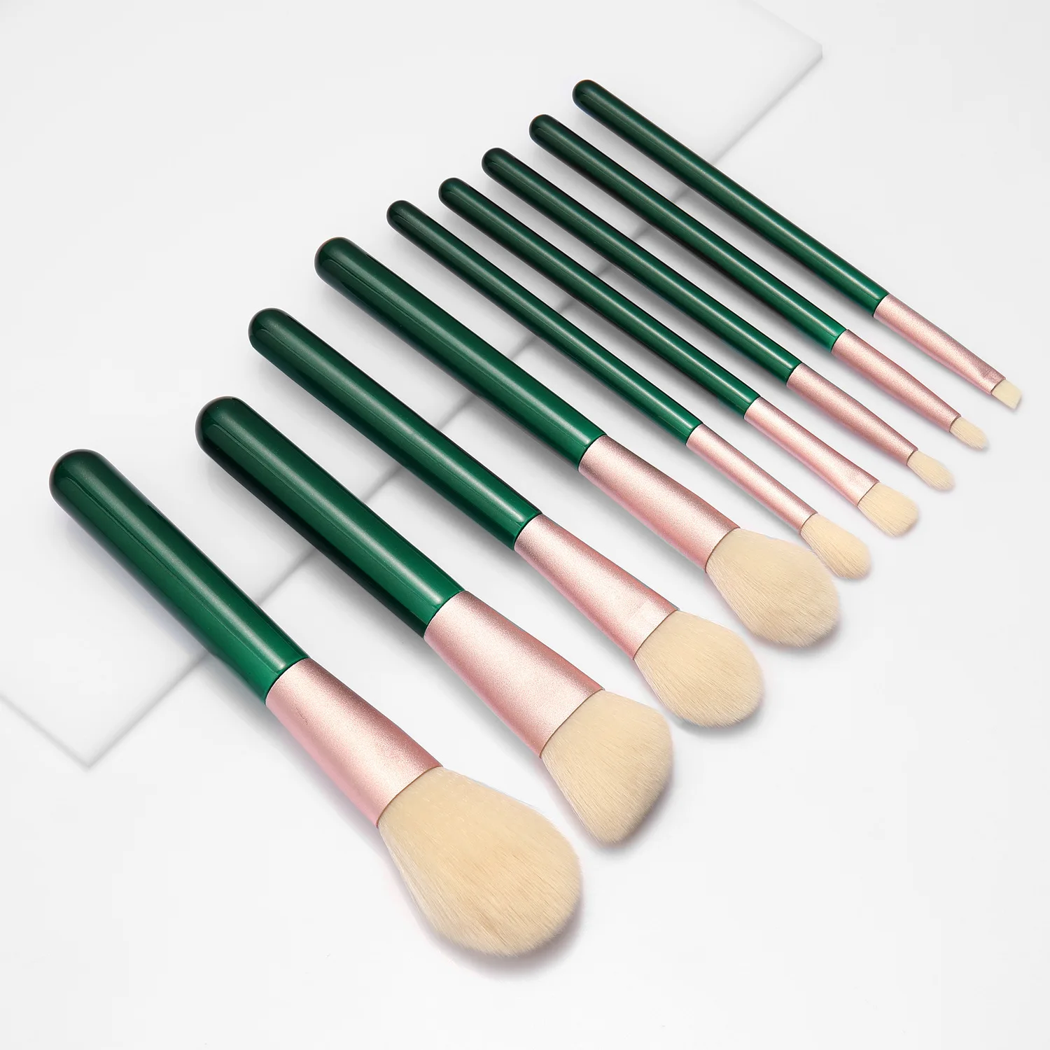 9 шт. кистей для макияжа с логотипом на заказ, черновато-зеленая ручка, белая щетина, подарок на день матери, набор кистей для макияжа