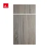 Grano de madera gris.