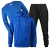 Bleu avec un pantalon noir