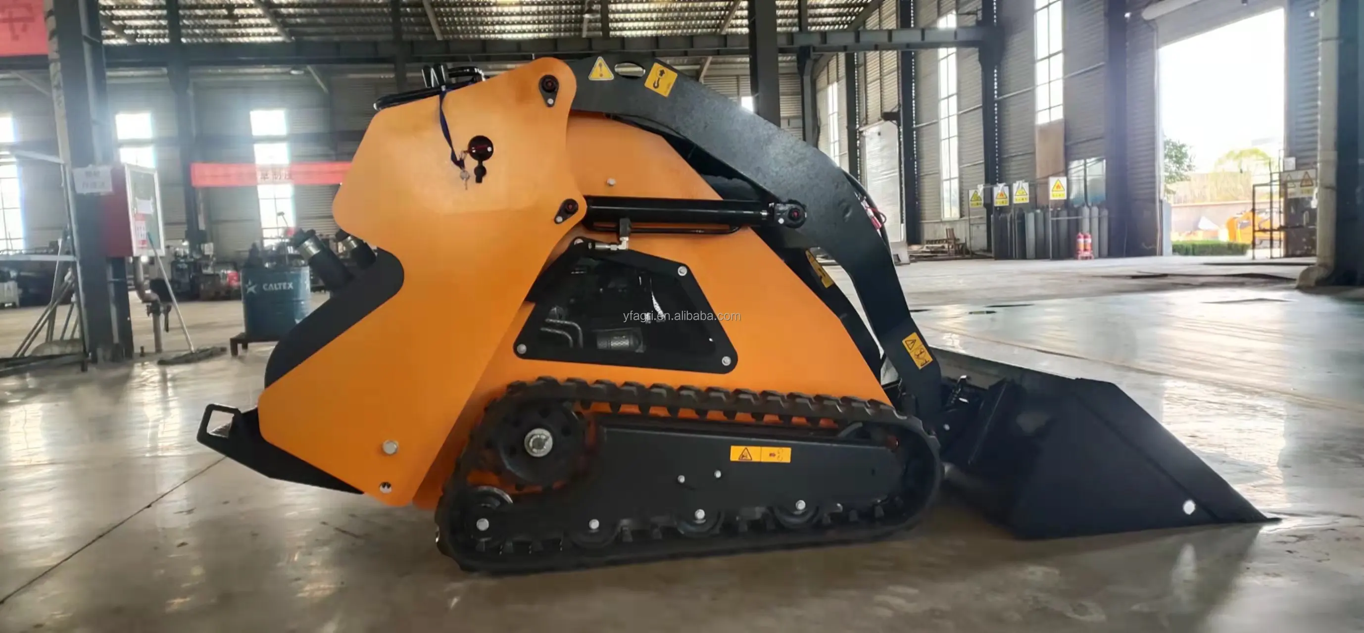 Мини-погрузчик с бортовым поворотом и креплением