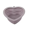 Corazón extragrande de color morado oscuro.