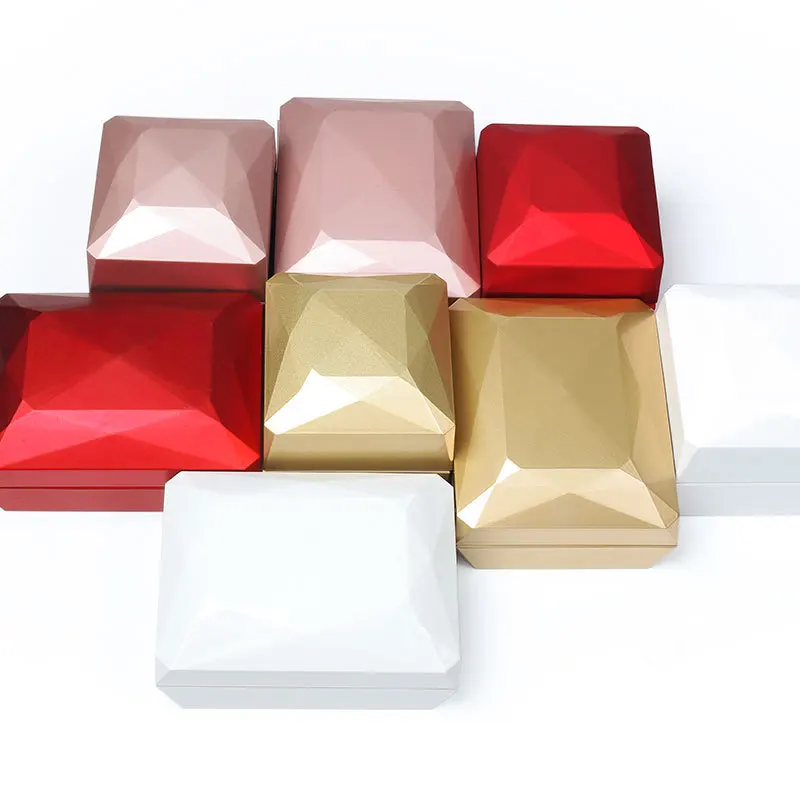 High Quality Diamond Parcel Button Battery LED Light Jewelry Box Plastic Ring Pendant Necklace Storage Gift Case Packaging