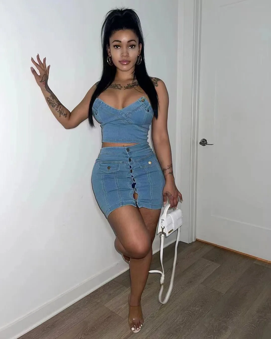 Nyest design i bomullsvasket jeans til kvinner – erotisk strapless crop-top og høytaljet knapp-jeansminiskjørt – 2-dels sett