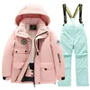 Top rosa + pantaloni verdi