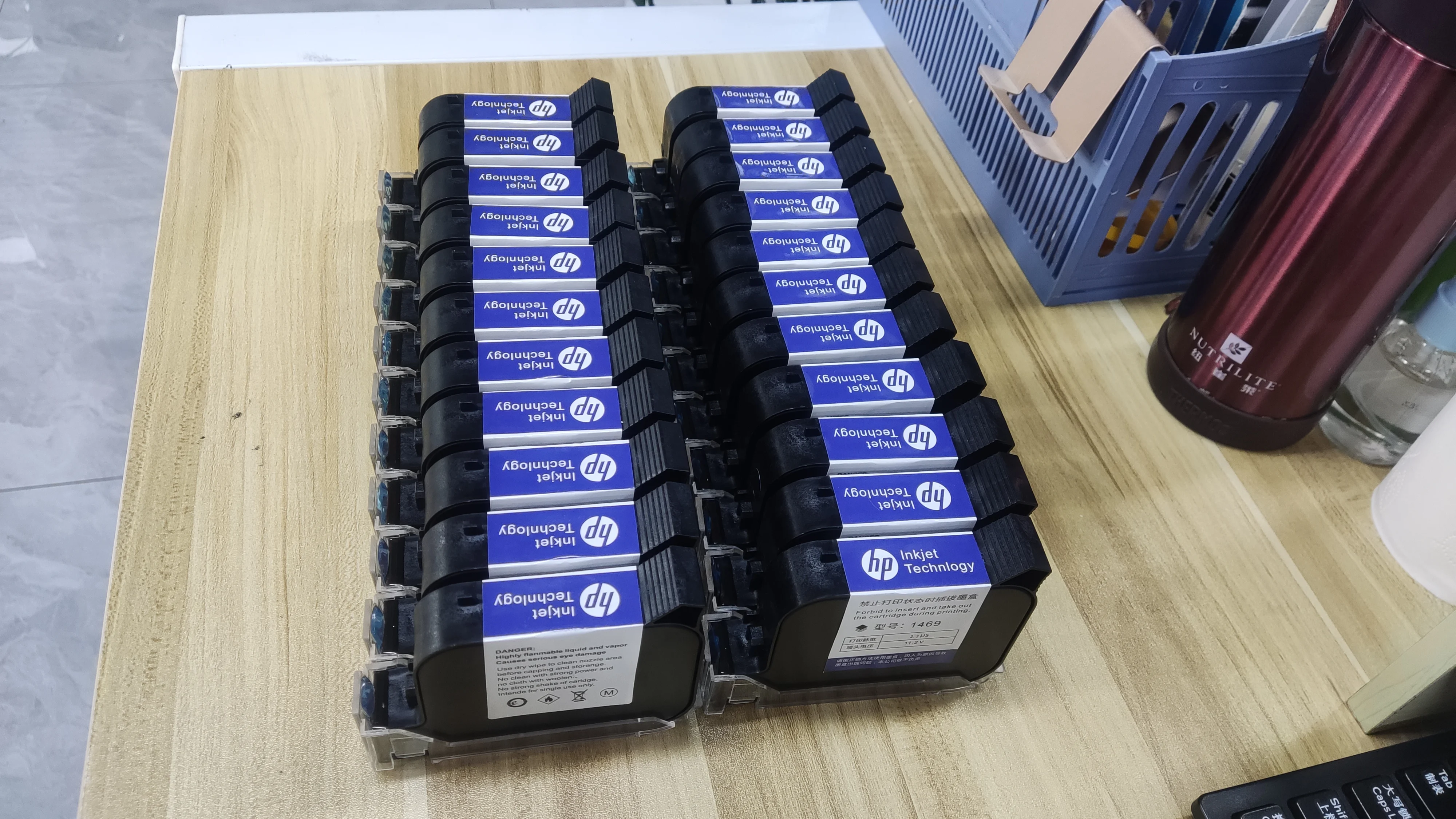 Картридж для быстросохнущих чернил на масляной основе струйного принтера