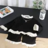 Traje negro de manga larga con lazo grande y espalda cruzada