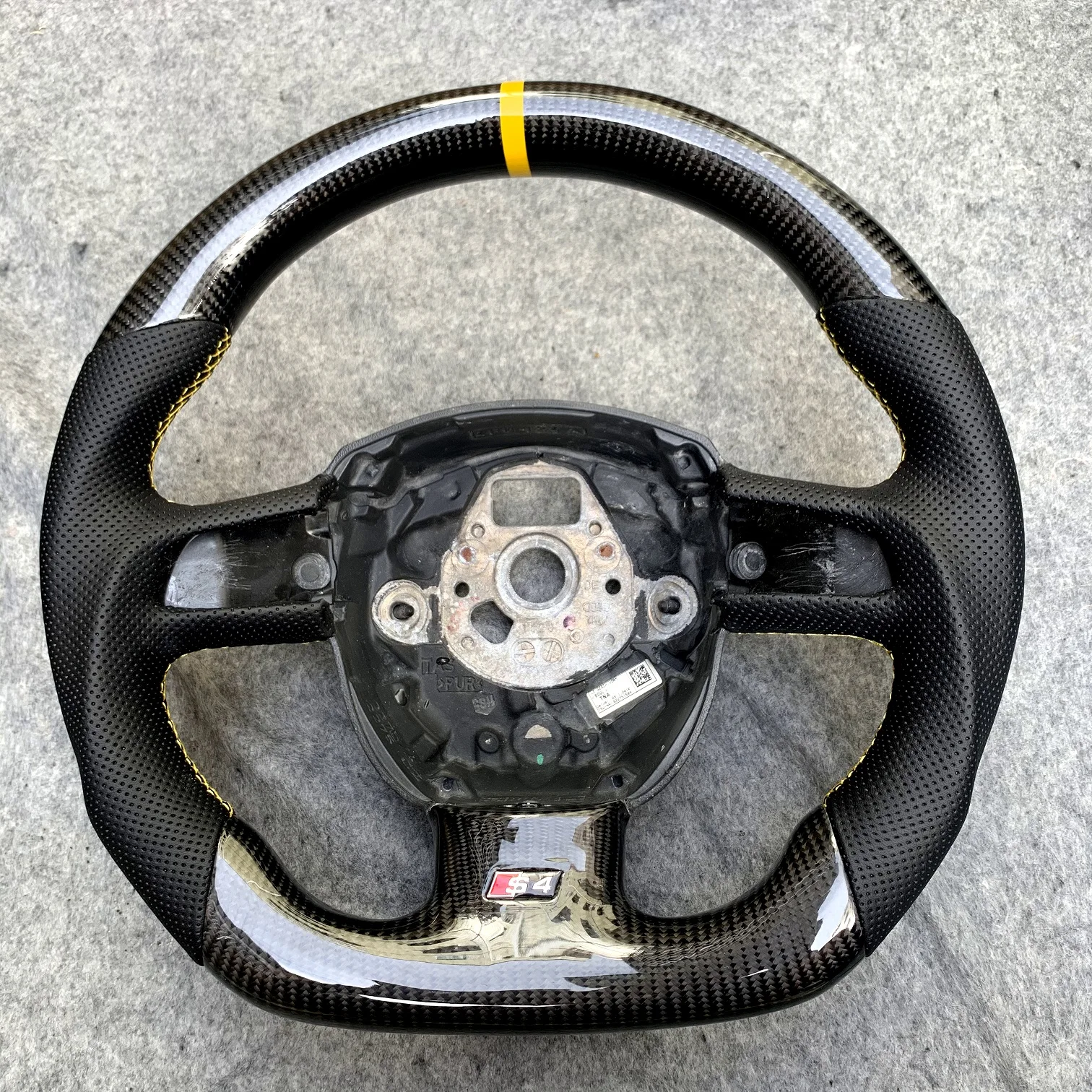 Flat bottom gloss carbon fiber steering wheel suitable for Audi B7 A5 S5 with black perforated leather sides yellow stripe