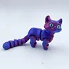 Gato rojo y azul de 12 cm de largo.