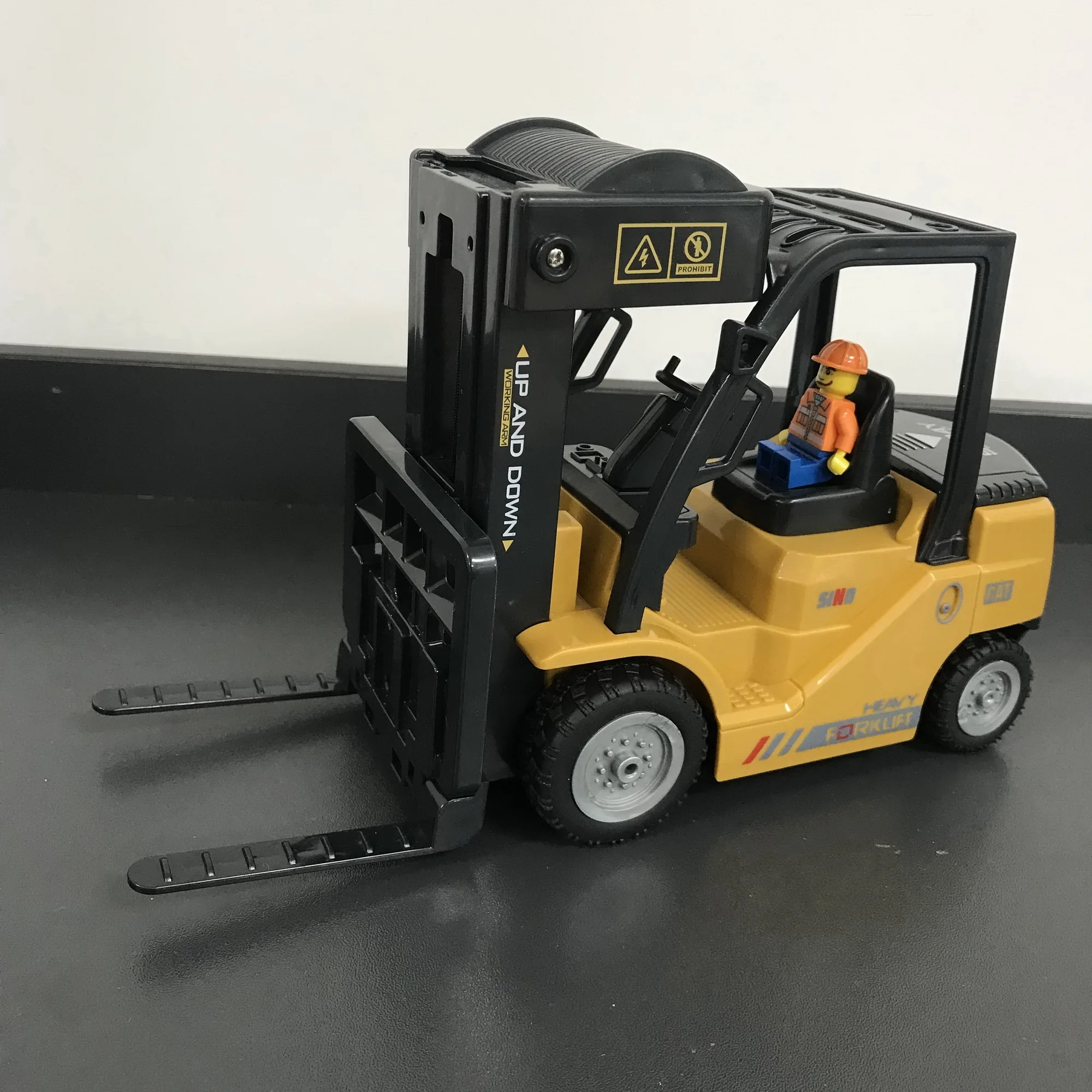 2.4ghz Remote Control Forklift Toys Rc Forklift Truck With Spray Cool Lights & Sound 11ch