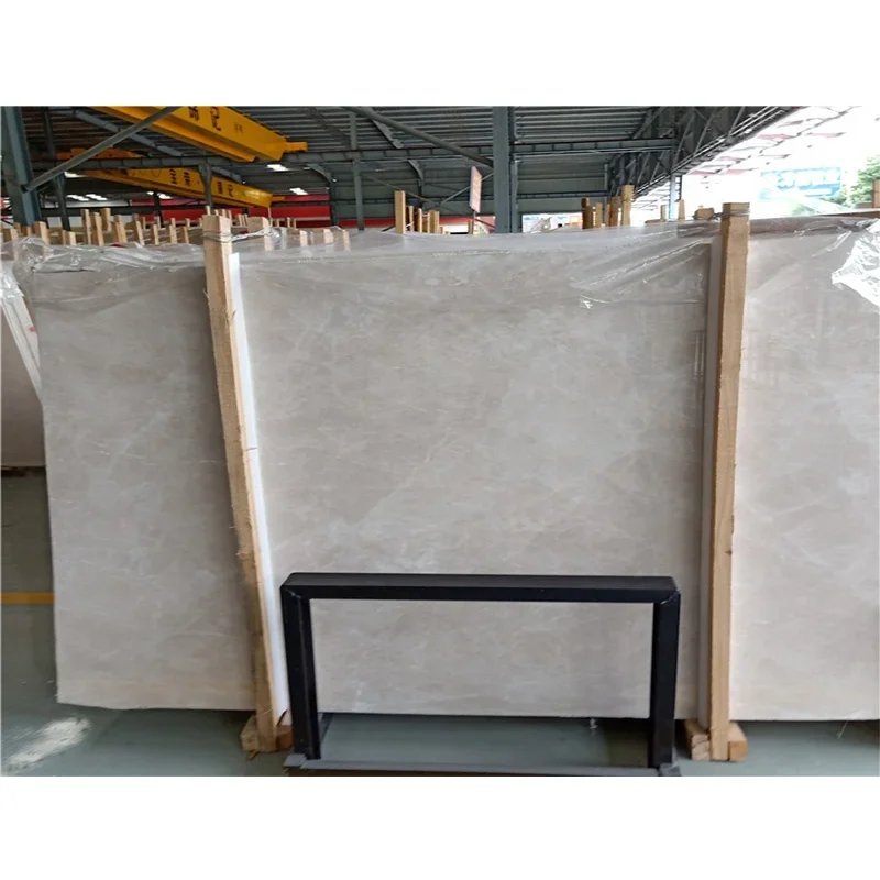 Płytki z polerowanego, wysokiej jakości marmuru aran beżowego w odcieniu białym