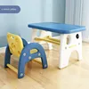 Tavolo giallo con una sedia.