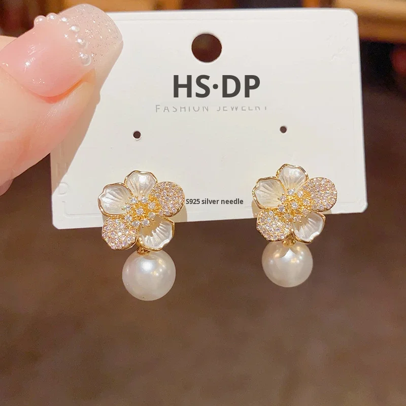 Exquisite Pearl Flower Pendant Earrings