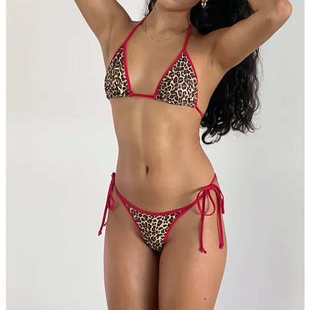 Stol ostidagi xojayinning oyoqlarida