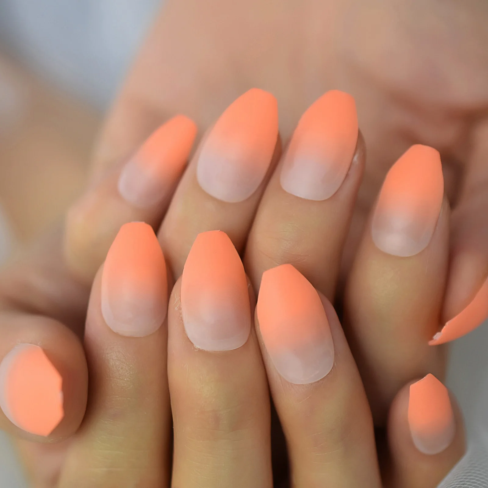 False Acrylic Nail Tips màu cam neon: Sự kết hợp giữa acrylic và màu sắc neon mang đến cho bộ móng tay của bạn một vẻ ngoài mới lạ và tiên tiến. Với False Acrylic Nail Tips màu cam neon, bạn sẽ không cần phải lo lắng về việc móng tay dễ bong tróc hay không bền bỉ.