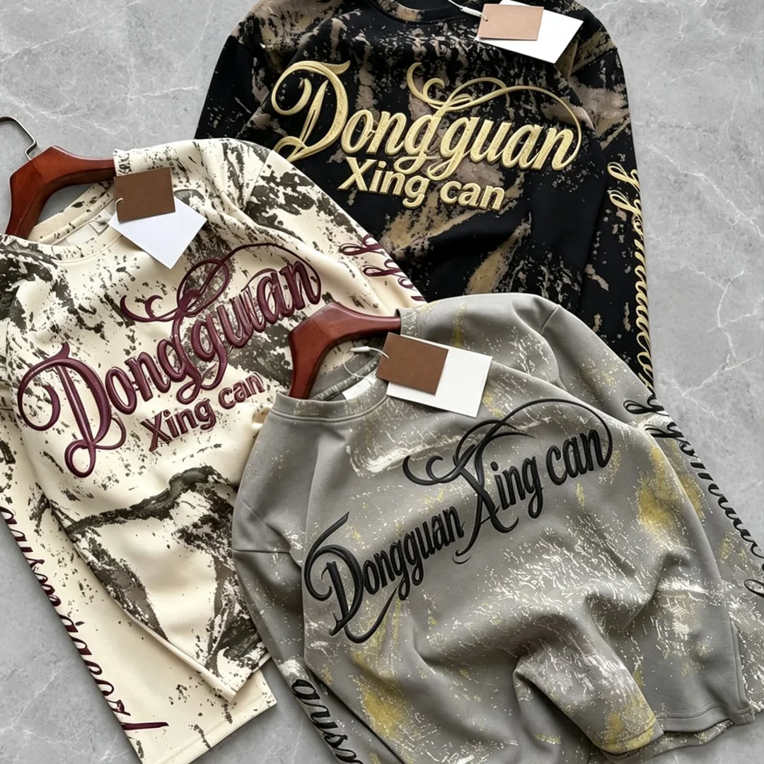 Dostosowany, w stylu vintage, bawełniany sweter z długim rękawem z efektem rozmytego atramentowego wyprania, z nadrukiem wypukłym i sitodrukiem, poddany wypraniu kamieniowemu, do stylu streetwear