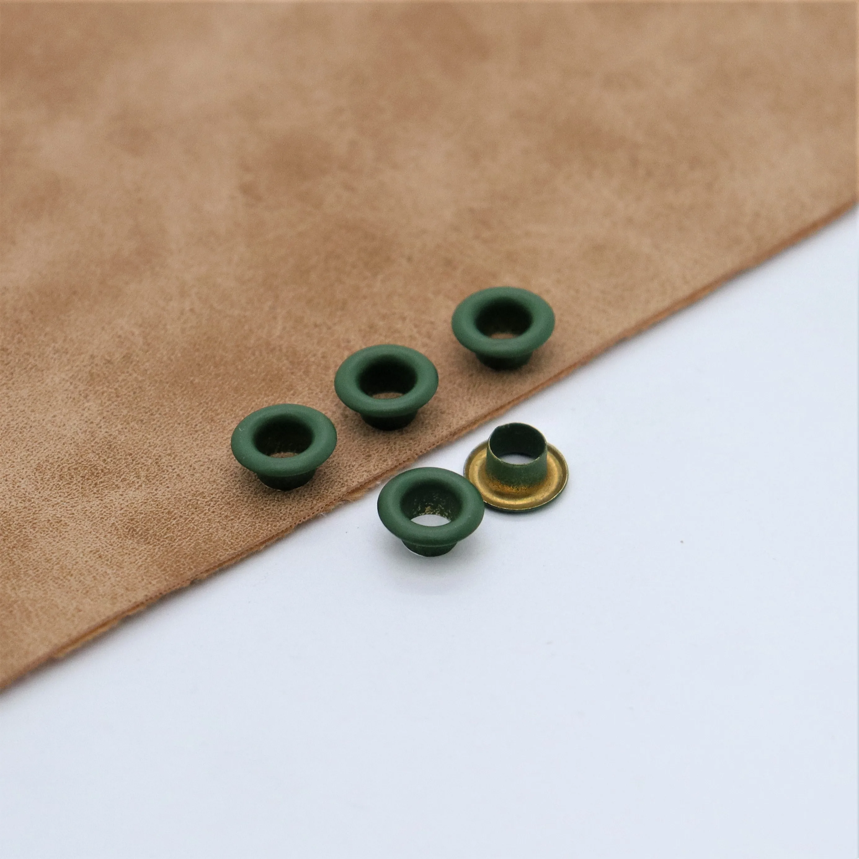 Заводские металлические люверсы разных размеров под заказ латунные из нержавеющей стали для одежды