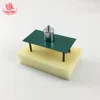 Petite table avec éponge et crochets