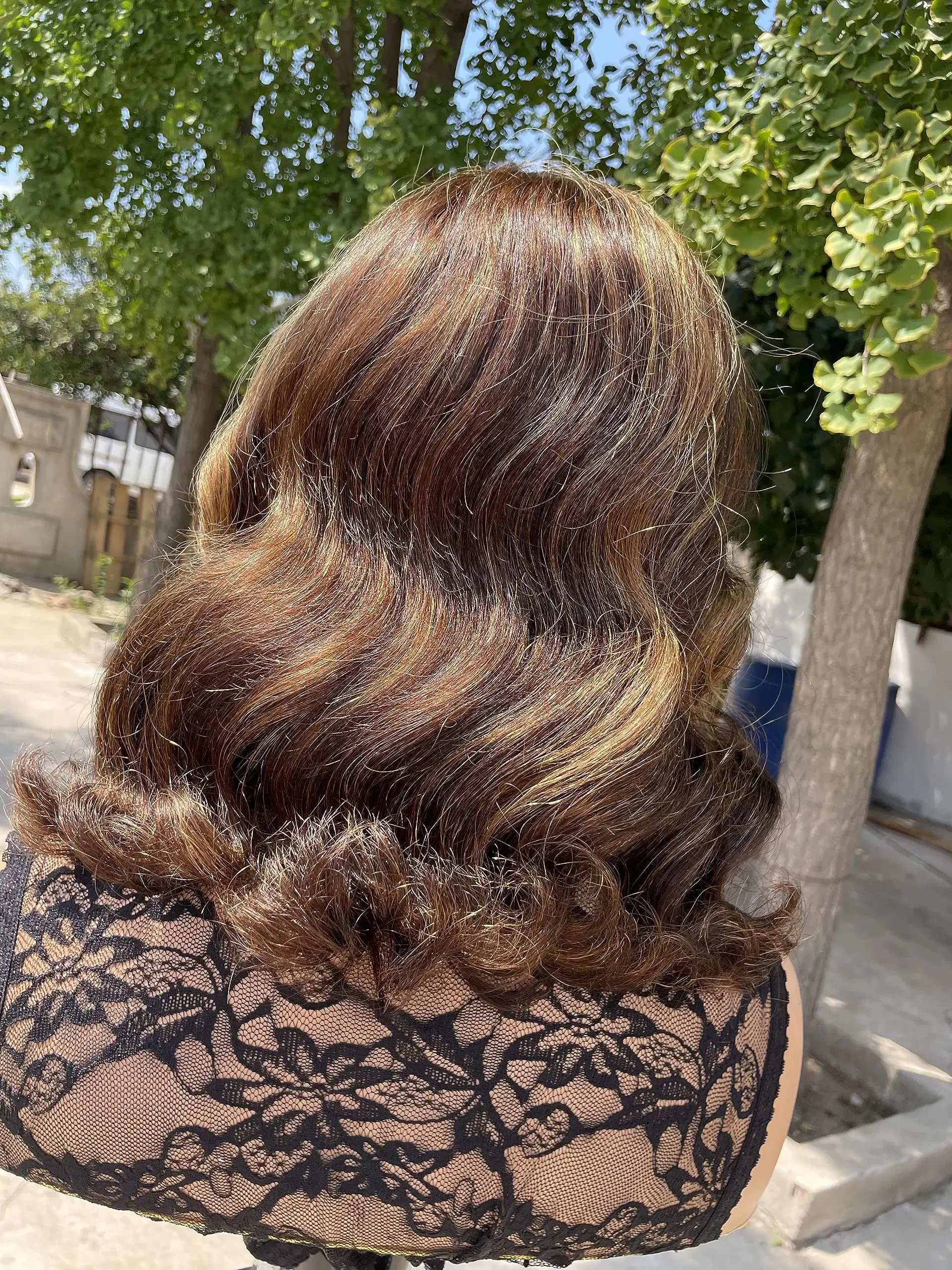 Bob-Perücke P4/27, Honigblond, Spitze vorne, Echthaar, lockig, vorgezupft, Babyhaar, gewellt_voghion.com
