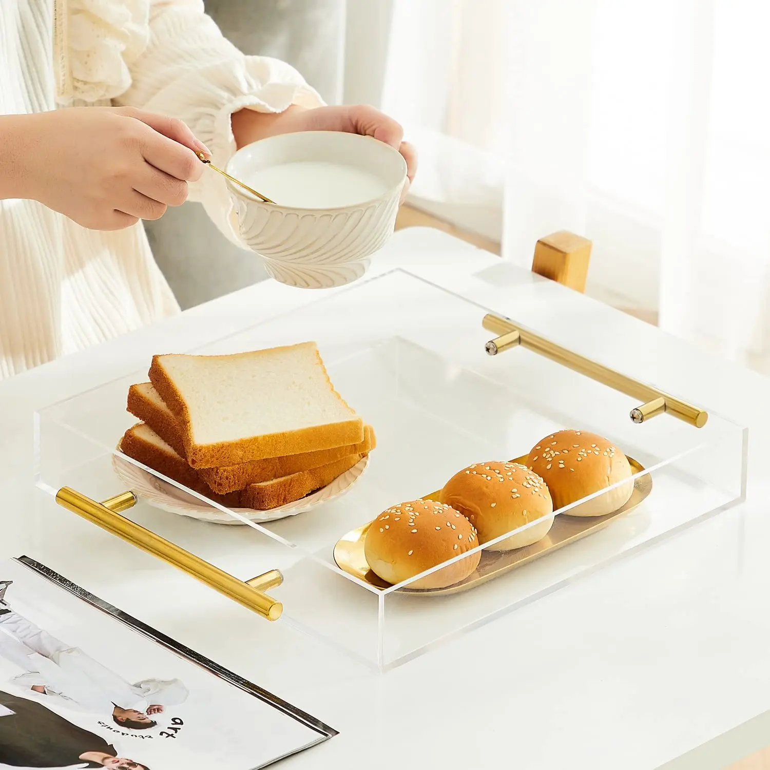 Пользовательские прозрачные акриловые сервировочные подносы с металлическими золотыми или режущими ручками