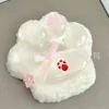 Garra de gato blanca a la luz de la luna