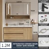 Gabinete con acabado de madera maciza, espejo y lavabo de 120 cm.
