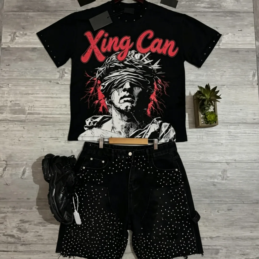 Niestandardowy zestaw dla mężczyzn: T-shirt w stylu vintage ulicznego, z metalowymi guzikami, oraz spodenki denimowe z kryształkami górskimi, z surowym, nierównym brzegiem; możliwość druku DTG lub haftu według własnego wzoru
